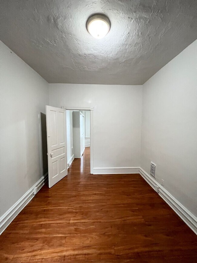 Building Photo - Spacious 3 or 4 Bedroom 2 Bathroom Available in Oakland, Modern Updates and Great Front Porch and...