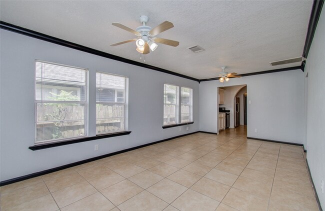 Building Photo - 5319 Bell St