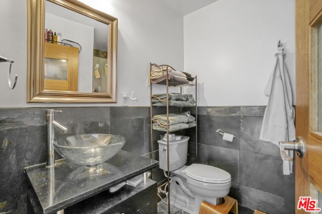 Building Photo - 1051 S Stanley Ave