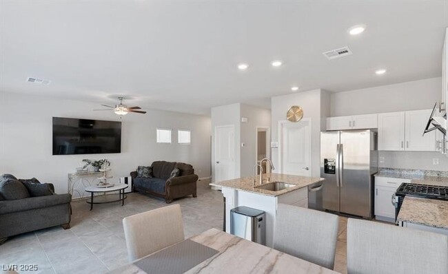 Building Photo - 7462 Dragonfruit Ave