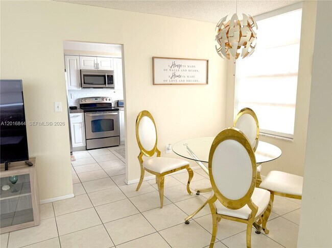 Building Photo - 1301 NE Miami Gardens Dr