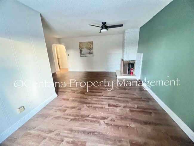 Building Photo - Large 2 bedroom house with an oversized ga...