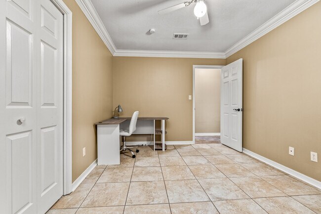 Building Photo - 4/2 Cantonment Property in Kings Road Neighborhood