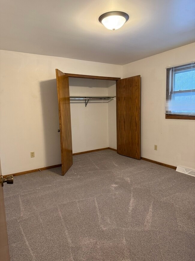 Building Photo - 315 Carriage Dr