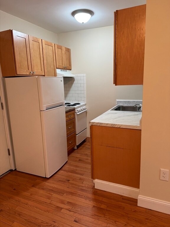 Building Photo - 483 Newport Ave