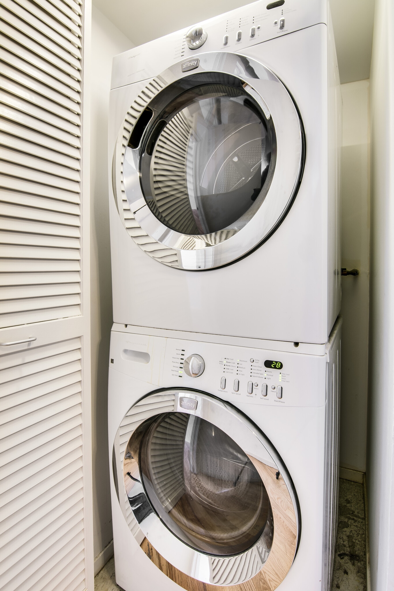 washer / dryer - 843 W Adams St