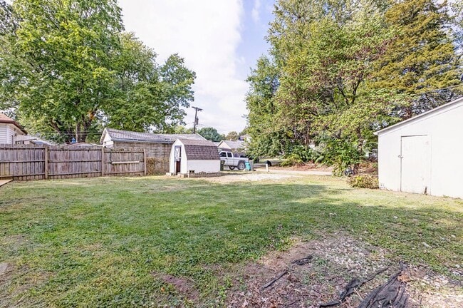Building Photo - 3BR Cottage with Large Backyard, Garage and a Basement!