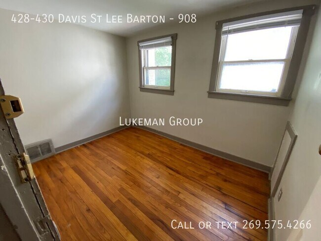 Building Photo - 428-430 Davis St Lee Barton-908
