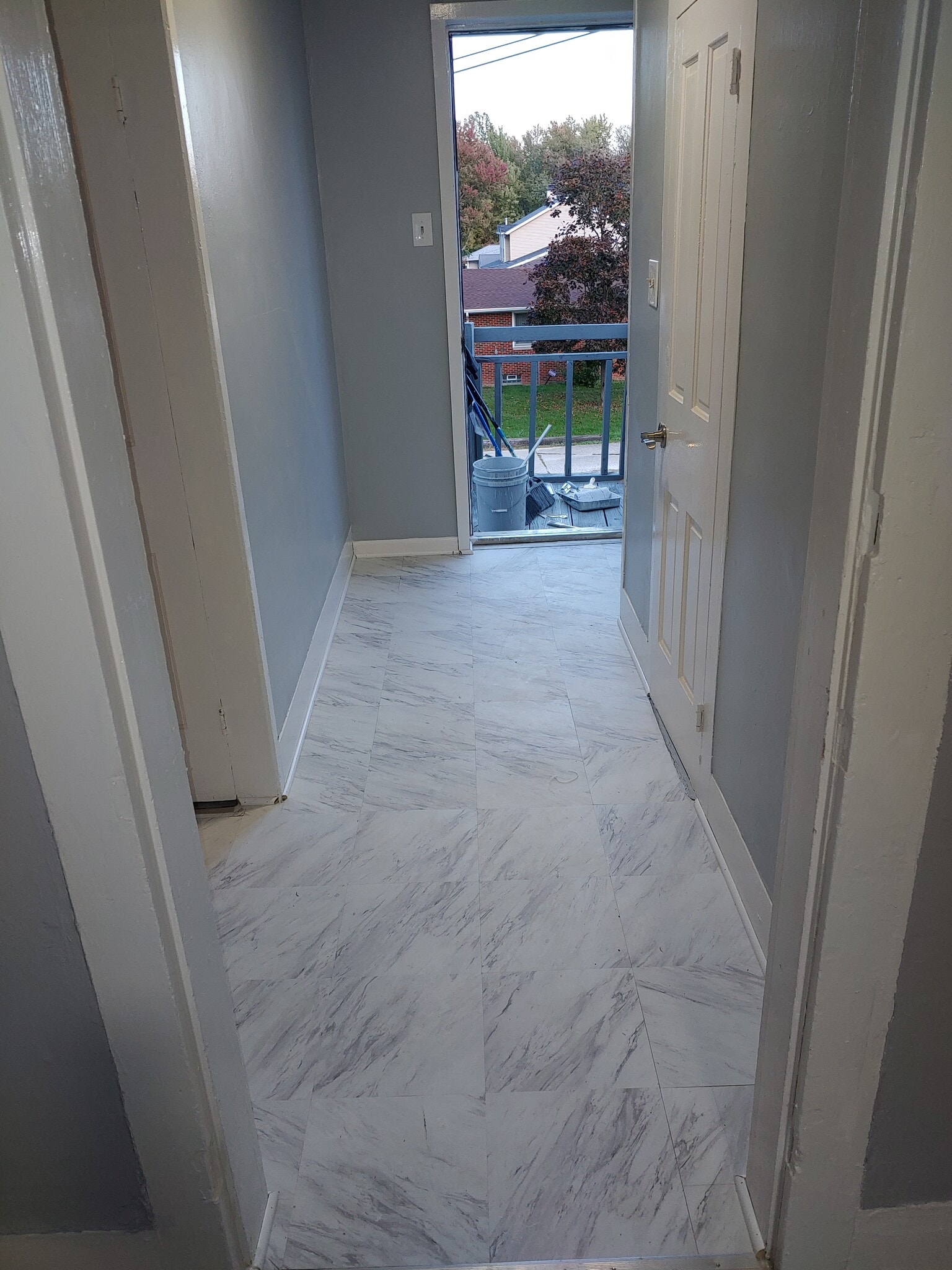 Front Hall/Foyer - 102 E Hamilton St