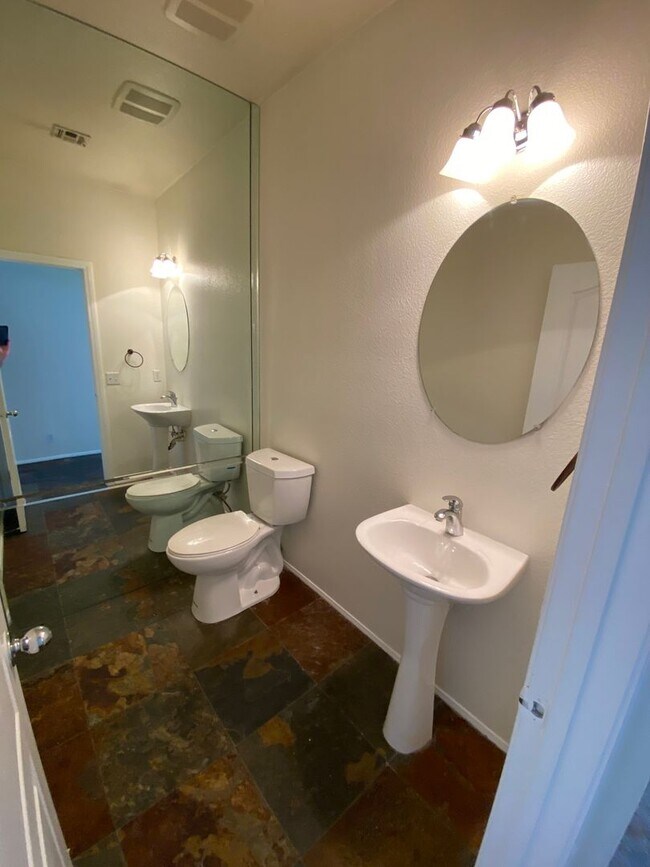 Building Photo - Beautiful 2 bed/2.5 bath home located in S...