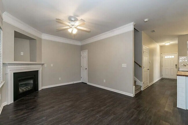 Building Photo - 546 Elm Ave