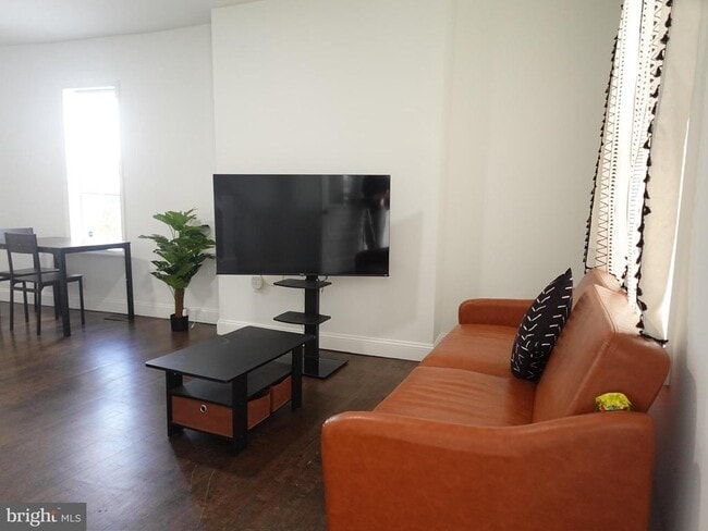 Building Photo - 6139 Larchwood Ave