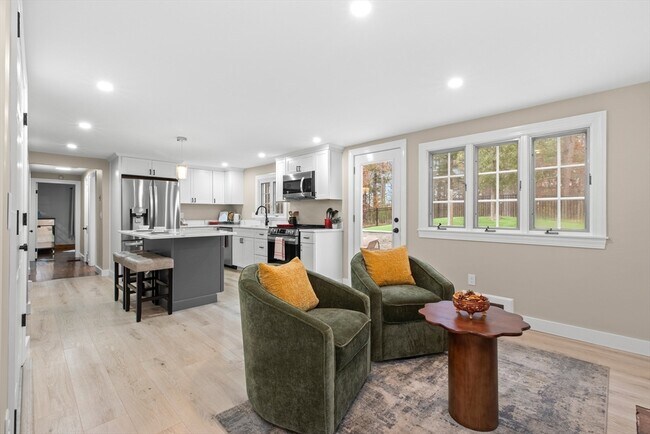 Building Photo - 123 Pond St