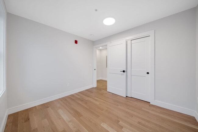 Building Photo - Newly Renovated - Central AC - Patio - Close to T