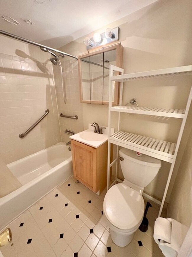 Building Photo - Remodeled 2 BR 1BA in Bethesda. Private front patio. Most utilities included.