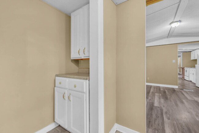 Building Photo - Cozy 3-bed 2-bath in a quiet spot.