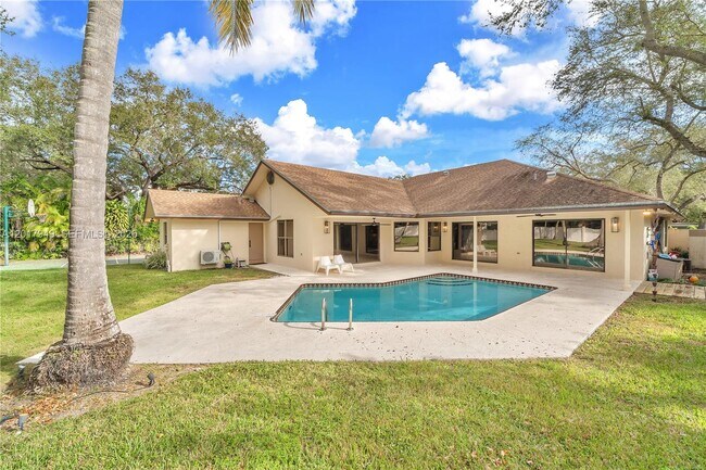 Building Photo - 10330 SW 58th Ct