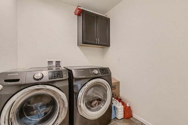 Building Photo - **** SPECIAL OFFER: 1 Month Rent FREE, if lease by July 1st week ****** Beautiful 4 bed, 4 bath h...