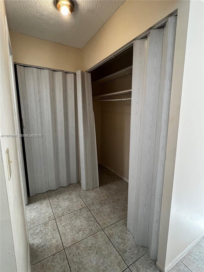 Building Photo - 3760 Inverrary Dr