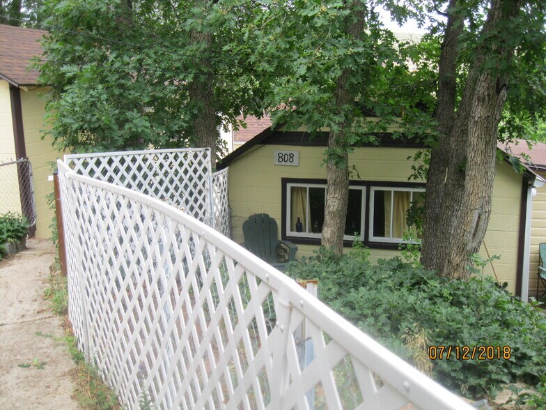 Building Photo - 808 Midland Ave