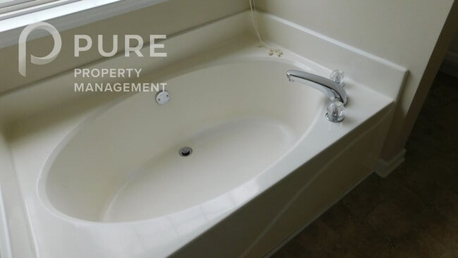 Building Photo - 206 Park Village Cir