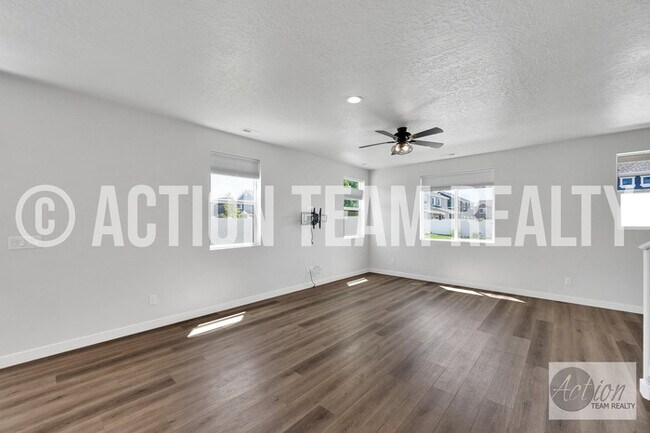 Building Photo - Single Family Home in Syracuse!