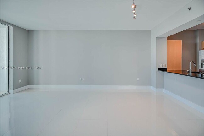 Building Photo - 951 Brickell Ave