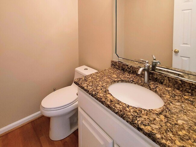 Building Photo - 4 BR, 2.5 BA in Woodlake Crossing