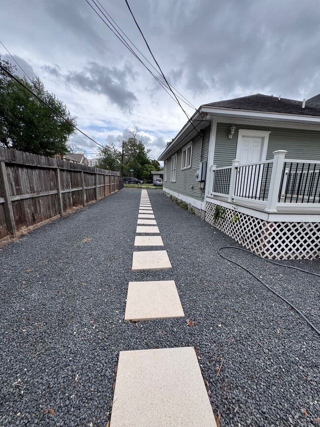 Building Photo - 1345 Nashua St