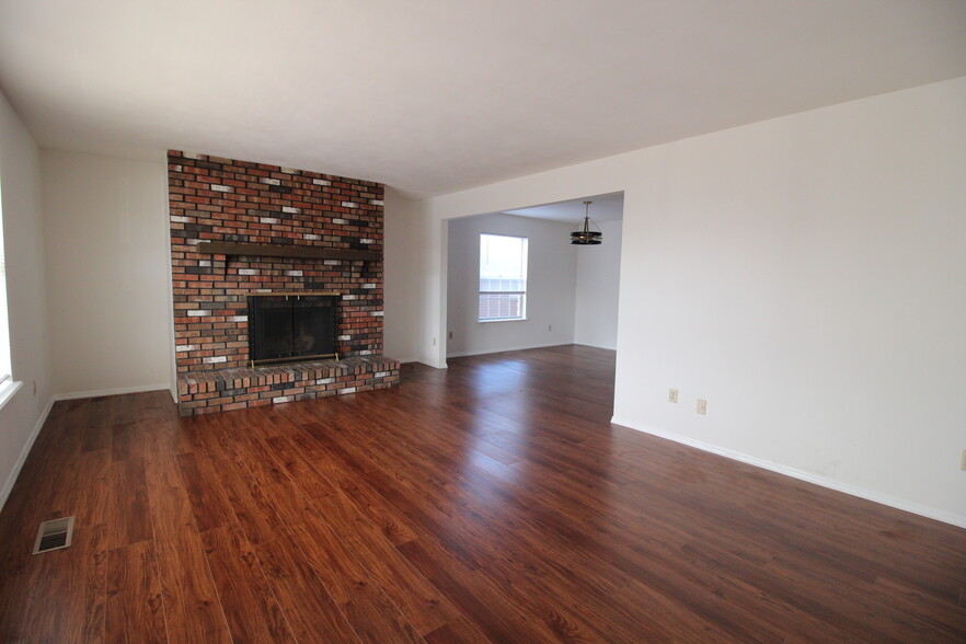 living room - 4510 Jamieson Ave