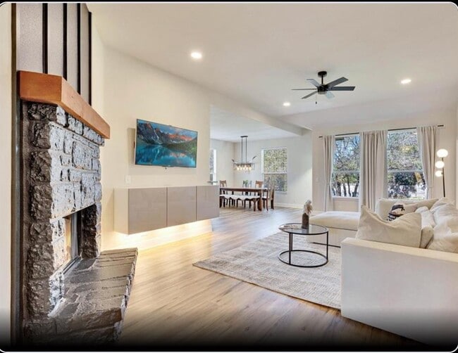 Building Photo - 405 Alva Dr