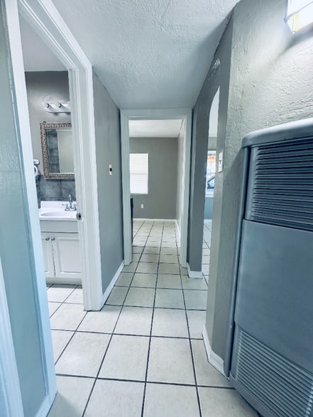 Building Photo - 550 Fresno Dr