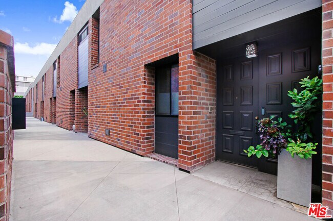 Building Photo - 9303 Burton Way