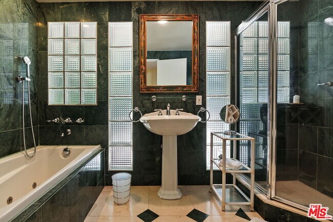 Building Photo - 1166 Las Pulgas Pl