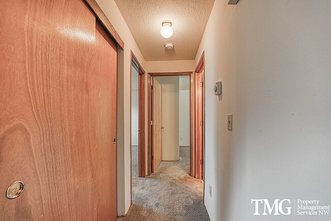 Building Photo - Classically Cute 2 Bed 1 Bath Duplex in Washougal