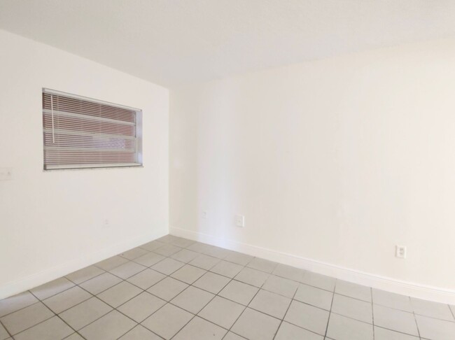 Building Photo - Your Dream Apartment Awaits in Hialeah