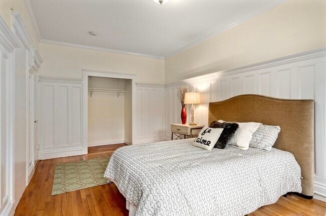 Building Photo - 382 Riverway St