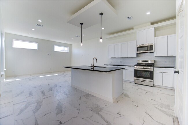 Building Photo - 2919 El Fenice Ln