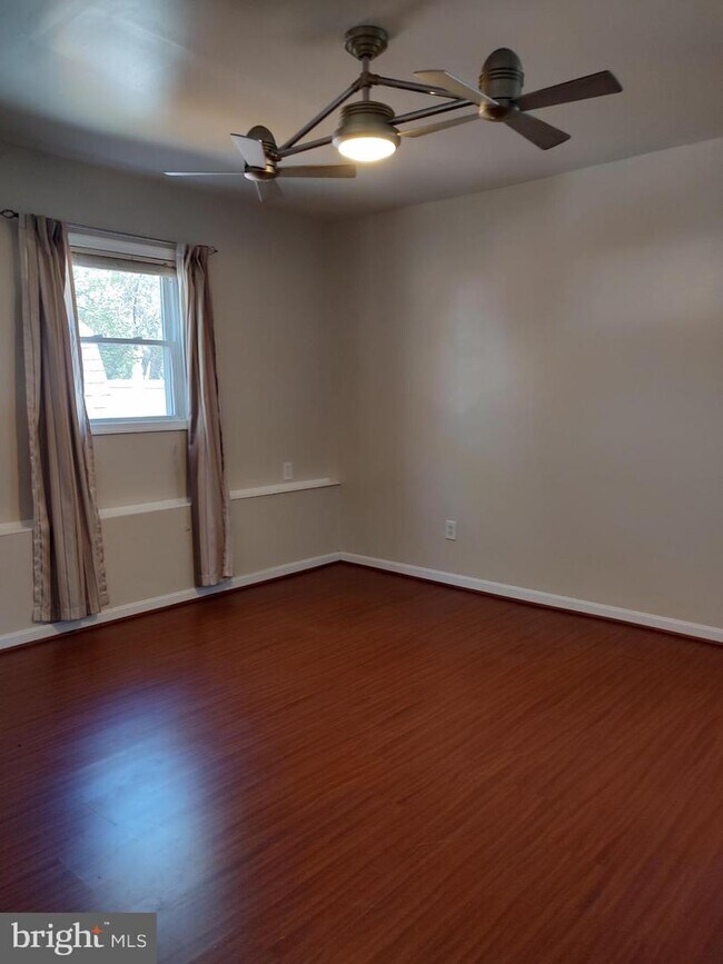 Building Photo - 1821 Parkside Dr