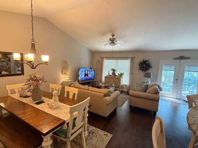 Building Photo - 3/2 Clermont Villa