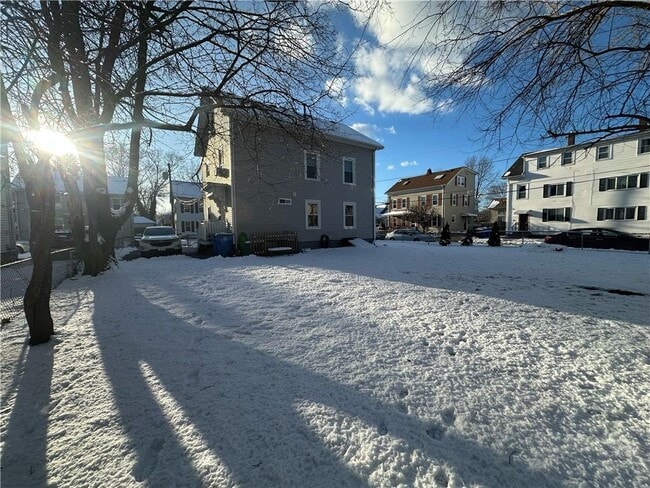 Building Photo - 35 Yates St