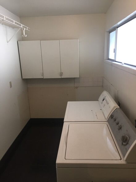 Laundry room with washer, dryer &amp; clothes rack - 604 Bonita Ave