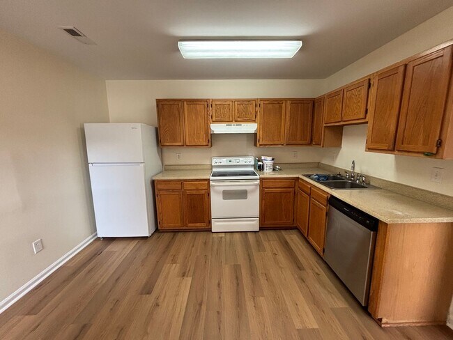Building Photo - 3 Bed 3 Bath Garage Apartment Home