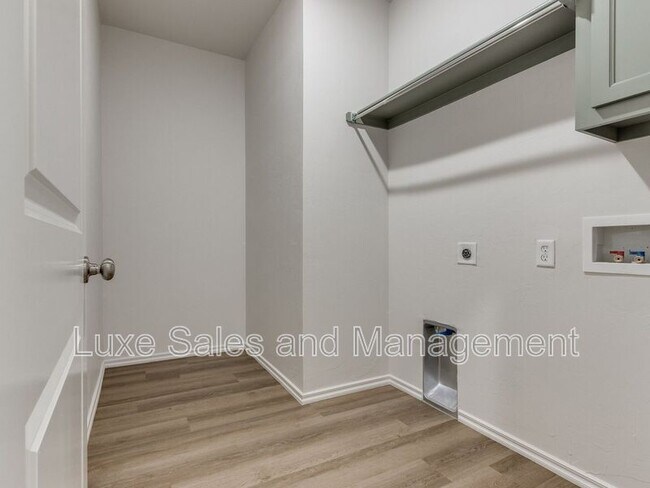 Building Photo - 1543 Pavy Pkwy
