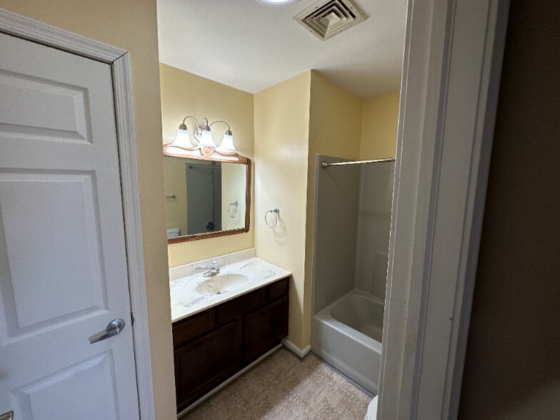 Building Photo - 203 Poplar Dr