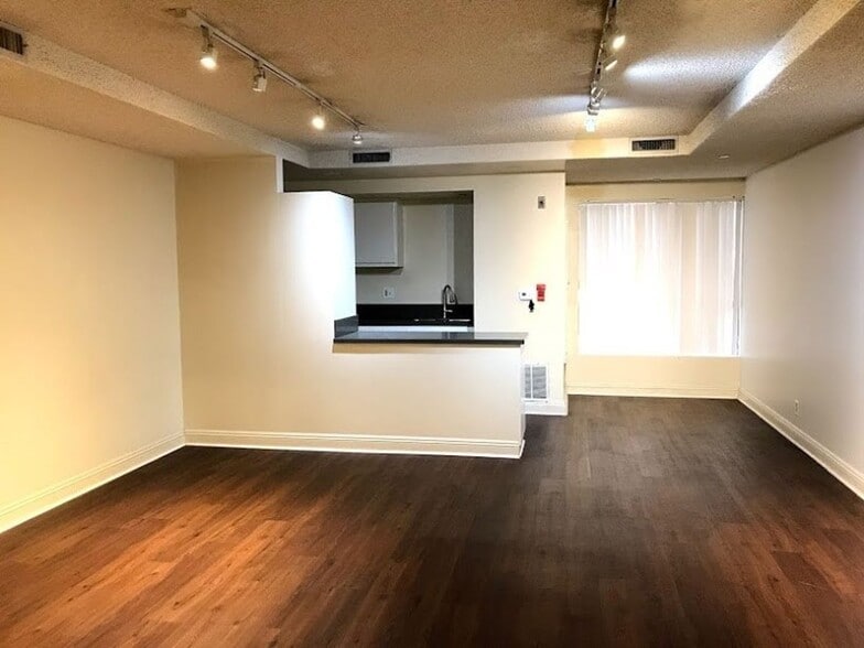 Interior Photo - 747 Gayley Ave