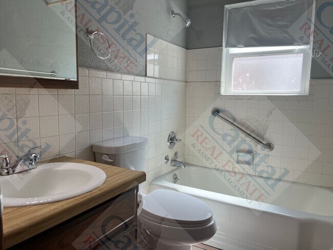 Building Photo - Charming 2 Bedroom