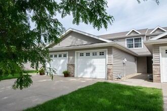 Building Photo - Townhome in Quiet NW Rochester Neighborhood!