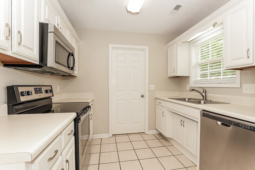 Building Photo - 9010 Lomond Dr