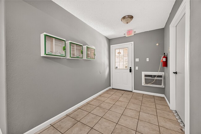 Building Photo - 19002 Mirror Lake Dr